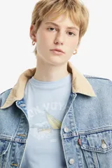 Remera celeste de corte cropped con cuello redondo y mangas cortas. Estampado frontal con la frase "Bon Voyage" y un velero.