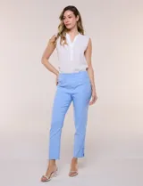 Pantalón ankle de tiro alto color blanco, confeccionado en tejido elástico con pretina ancha tipo pull-on, corte entallado y detalle de encaje calado en las aberturas laterales del ruedo.