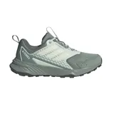 Championes de trail running Adidas Terrex Tracefinder, color verde grisáceo con detalles en blanco.