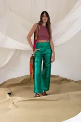 Pantalón cargo colorado de tela brillante con elástico en la cintura y bolsillos con solapa.