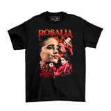 Remera negra de algodón con estampado estilo bootleg de la cantante Rosalía, con imágenes de la artista y tipografía en tonos rojos y naranjas.