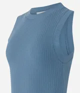 Musculosa de rib en color celeste, con cuello redondo y textura acanalada, de corte ajustado al cuerpo.