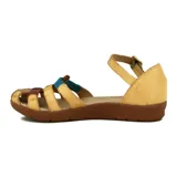 Sandalia de cuero con talón cerrado y pulsera ajustable con hebilla metálica. La capellada presenta un diseño de tiras entrelazadas en tonos tierra, incluyendo marrón, naranja y beige, sobre una base de goma marrón.