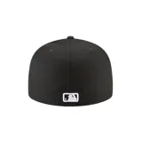 Gorro New Era negro con el logo de los New York Yankees bordado en blanco en el frente y el logo de la MLB bordado en el lateral.