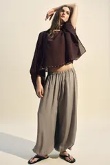 Pantalón bombacho de tiro alto, color beige topo, con cintura elástica fruncida y bajo ajustado con lazada.