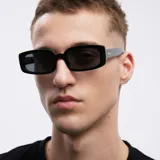 Lentes de sol cuadrados negros con protección UV 400. Lentes polarizados japoneses con tratamiento antirayaduras y film hidrofóbico.