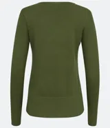 Suéter de punto color rosado, con cuello barco, mangas largas y puños con botones decorativos. El dobladillo también es acanalado.