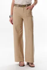 Pantalón color beige de corte recto, pierna ancha y tiro alto. Con detalles de pespuntes a contratono.