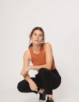 Pantalón chupín color beige de gabardina elastizada con tajitos frontales en el ruedo, pierna recta justa y bolsillos laterales.