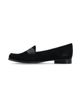 Mocasín de gamuza color negro con detalle de tira texturizada sobre el empeine y suela plana.