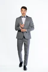 Traje formal de dos piezas compuesto por saco de dos botones con solapas de contraste y pantalón de corte recto. Confeccionado en poliviscosa de color azul, presenta un diseño elegante y profesional.