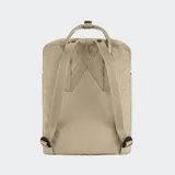Mochila Fjallraven modelo Kanken Classic, color negro, con compartimento principal con cierre, bolsillo frontal con cierre, asas superiores con broche y correas ajustables para los hombros. Incluye el parche redondo característico de la marca en el frente.