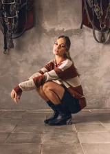 Botas de cuero negras de caña media con taco de diseño animal print.