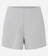 Bermuda deportiva femenina de microfibra con textura acanalada, color gris claro, de corte cómodo y ligero.