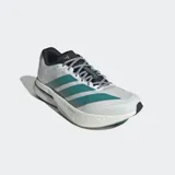 Championes de running Adidas Adizero Boston 13, color blanco con tres franjas laterales en verde azulado degradado. Cuentan con amortiguación Lightstrike y Lightstrike Pro y suela de caucho Continental™.