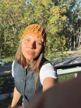 Gorro tipo casquete color mostaza, tejido al crochet con detalles de cuentas al tono.