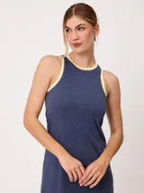 Vestido largo de algodón color azul, de corte recto y sin mangas, con ribetes en contraste en el cuello y sisas.