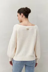 Sweater celeste tramado de silueta relajada, con combinación de texturas en el tejido y mangas abullonadas con puños elastizados.