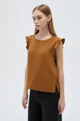 Blusa verde militar de poliéster, con cuello redondo a la base, sin mangas y detalle de volados en los hombros.