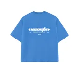 Remera de algodón con corte boxy fit, color azul, con estampa gráfica en blanco en la espalda que incluye el logo de la marca y texto descriptivo.