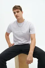 Remera clásica de manga corta color lila, con estampado frontal del logo "BROOKSFIELD CLUB" en blanco.