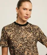 Blusa de mangas cortas con estampado de leopardo y cuello redondo de punto contrastante.