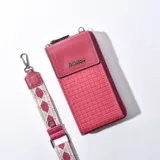 Porta celular fucsia con textura tejida, solapa con cierre imantado y correa de tela estampada desmontable.
