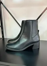 Botas cortas negras de ecocuero con paneles elásticos laterales y taco cuadrado.