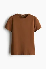 Remera en punto de algodón elástico, con cuello redondo fino ribeteado y mangas cortas.