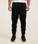Pantalón deportivo de corte ajustado, confeccionado en tejido de poliéster texturizado color negro. Presenta cintura elástica con cordón de ajuste, bolsillos laterales con cierre y puños elásticos en los tobillos.
