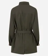 Campera parka Marfinno verde militar de sarga de algodón, con cuello camisero, bolsillos utilitarios con solapa en el pecho y los costados, cierre frontal con botones dorados y cinturón incorporado con hebilla metálica.