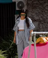 Camisa oversize unisex de lino con spandex a rayas verticales blancas y verdes, con cuello clásico y mangas cortas. Corte amplio y largo a la cadera.