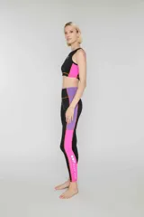 Crop top deportivo verde oliva sin mangas de lycra con banda lateral color block en amarillo y rosa y pespuntes overlock en contraste. Estampado de logotipo en la parte delantera.