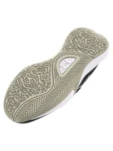 Championes de básquetbol Under Armour modelo Lockdown 7, con diseño en combinación de negro, gris y blanco. Presentan una parte superior de malla transpirable con superposiciones de cuero sintético para mayor durabilidad, entresuela de EVA para una pisada ligera y reactiva, y suela exterior de caucho con patrón de tracción en espiga para un control superior en la cancha.