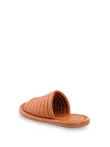 Sandalias color marrón de cuero con diseño capitoneado en la banda superior.