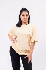 Remerón negro de corte amplio y relajado, con hombros caídos y mangas amplias, confeccionado en algodón suave. Presenta un pequeño logo blanco bordado en el pecho.