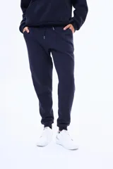 Pantalón de jogging de felpa con cintura elástica ajustable mediante cordón y puños acanalados en los tobillos.