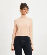 Blusa básica de punto marca Blue Steel, con cuello alto y manga larga. Confeccionada en tejido de punto recto con textura suave y cómoda.