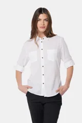 Camisa de lino color verde menta, de manga larga con botones personalizados, cuello camisero, dos bolsillos frontales en el pecho y presilla en la manga.