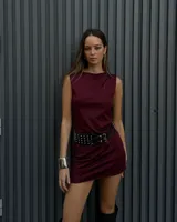 Vestido corto color borgoña, sin mangas, con cuello redondo y corte recto.