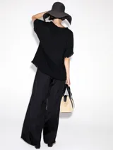 Pantalón palazzo negro de tiro alto y corte amplio.