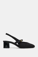 Zapato destalonado de tejido texturizado color negro, con punta cuadrada, tira delantera con hebilla metálica dorada y tacón bloque de acabado brillante.