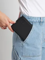 Billetera negra con cierre de poliéster y poliuretano.