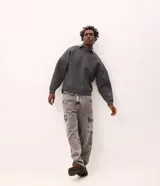 Pantalón de jean corte baggy con bolsillos cargo laterales, cierre de botón y cremallera, y cintura con trabillas.