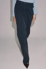 Jeans de tiro alto con corte flare y diseño de rayas verticales. Presenta cintura con trabillas, falsos bolsillos delanteros con solapa y botón, y cierre frontal con cremallera y botón.