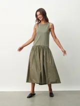 Vestido midi azul marino, sin mangas, con corte recto en la parte superior y falda amplia fruncida.