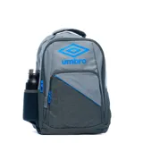 Mochila Umbro modelo Zeeva, color gris con detalles en azul brillante. Cuenta con compartimentos con cierre, bolsillos laterales de red y el logo de la marca estampado en el frente.