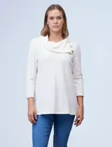 Blusa color crema en tejido texturado marca Ruby Rd. Tiene cuello volcado con aplique de botones y mangas 3/4.