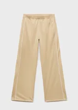 Pantalon de corte recto y tiro medio en color beige, con detalle de rayas laterales verticales en contraste blanco. Cuenta con cintura elástica y bolsillos laterales.