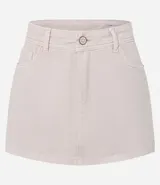 Short pollera de sarga color beige, con diseño de tiro medio, trabillas en la cintura, bolsillos laterales y cierre frontal con botón y cremallera.